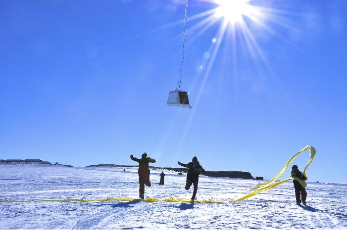 LaunchingBalloonstoStudySpaceWeather225dpi